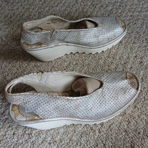 Fly London Yazu cool pearl Silver Perforated Leather Wedge size 9.5 - Picture 1 of 14